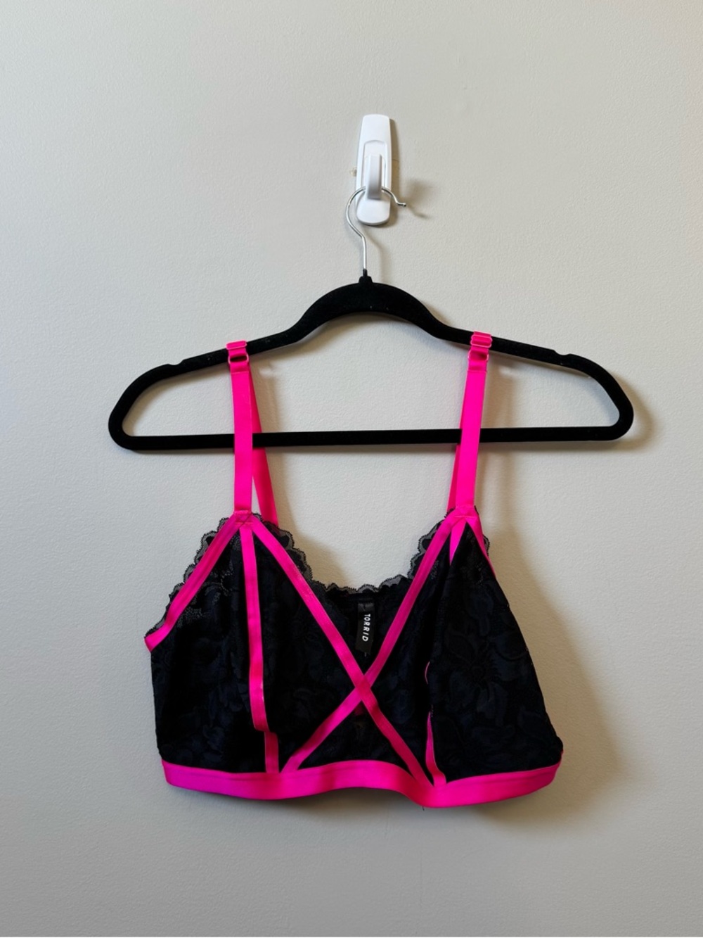 Torrid Neon Lights hot pink trim keyhole black lace bralette - Picture 2 of 7